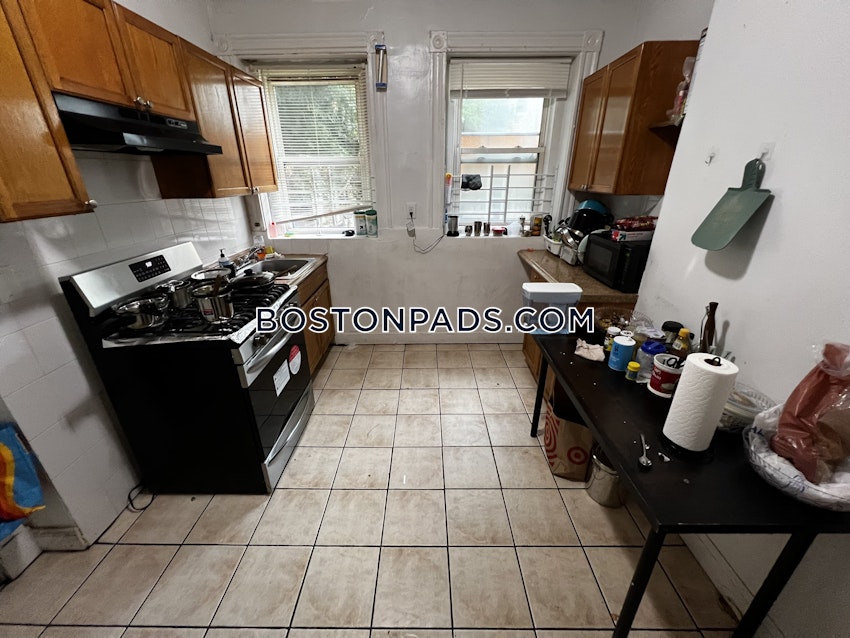 BOSTON - FORT HILL - 3 Beds, 1 Bath - Image 4