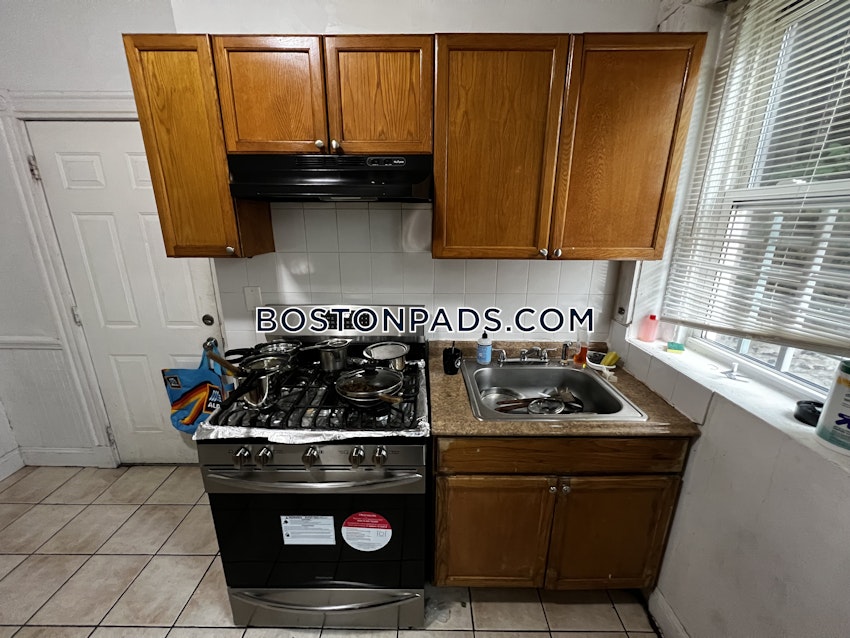 BOSTON - FORT HILL - 3 Beds, 1 Bath - Image 3