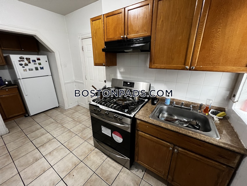 BOSTON - FORT HILL - 3 Beds, 1 Bath - Image 2