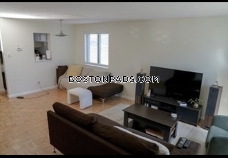 Village Hill Ln., Natick