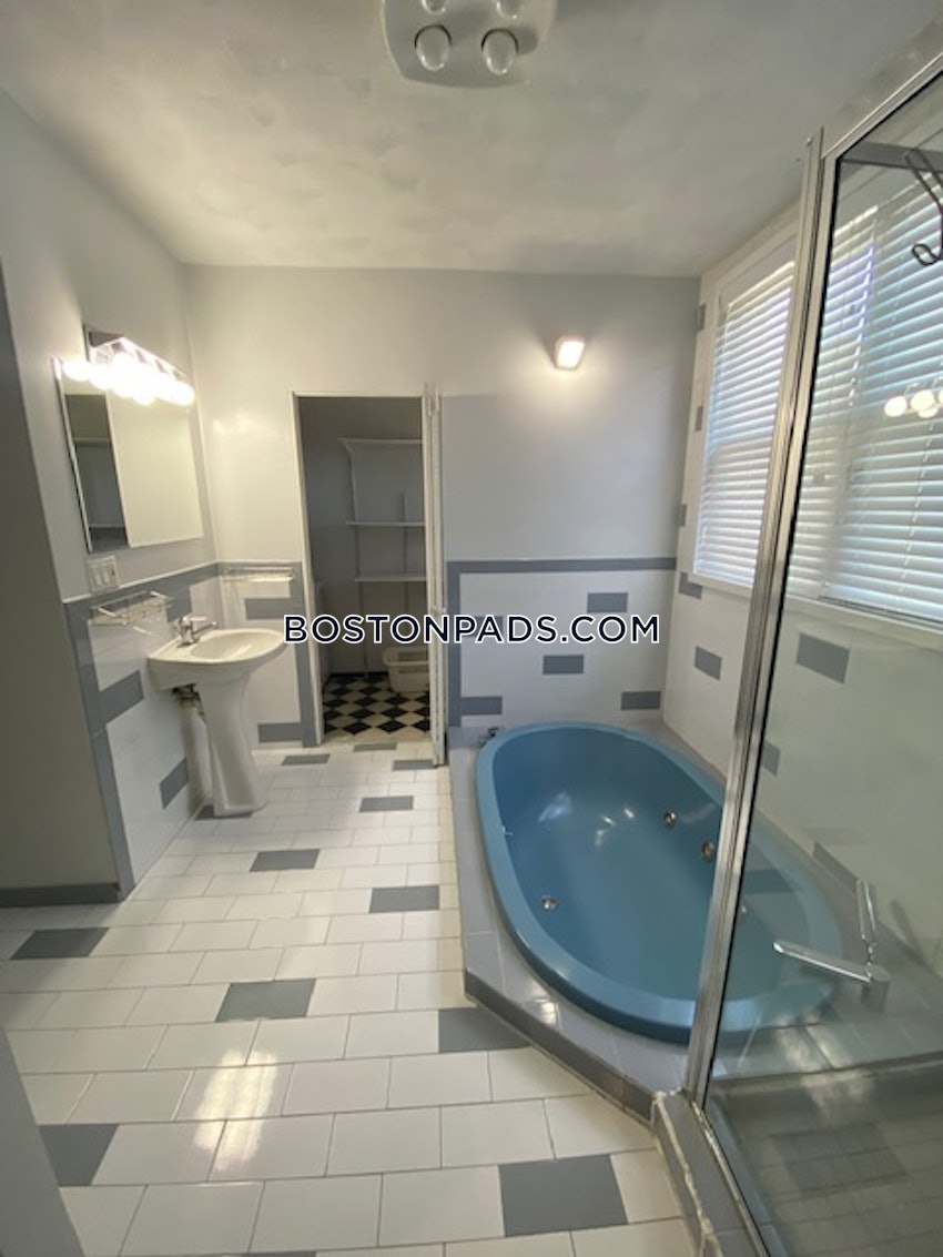 CHELSEA - 2 Beds, 2 Baths - Image 29