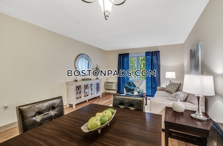 Longmeadow Dr., Holbrook