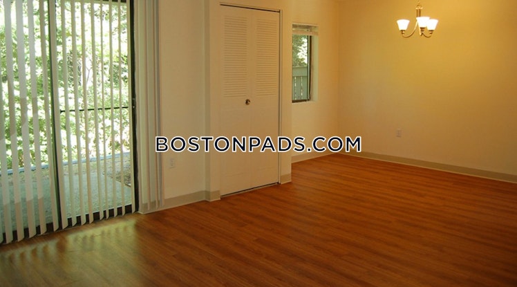 Longmeadow Dr., Holbrook