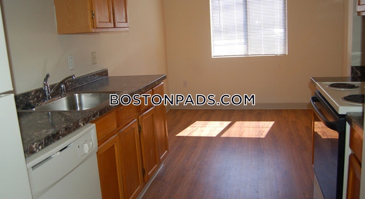 Longmeadow Dr., Holbrook