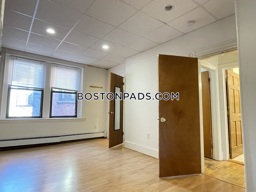 BOSTON - BACK BAY - 3 Beds, 2 Baths - Image 13