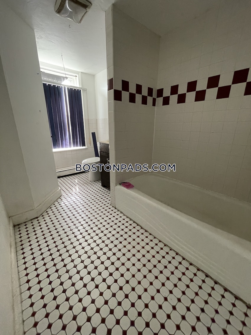 CHELSEA - 3 Beds, 2 Baths - Image 3