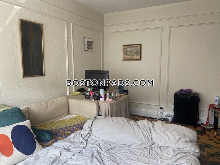 Commonwealth Ave., Boston