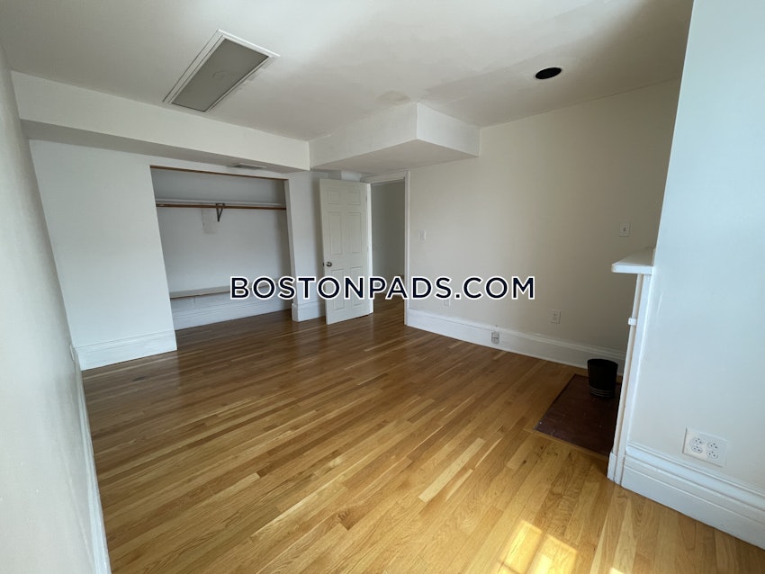 MEDFORD - MEDFORD SQUARE - 5 Beds, 2 Baths - Image 6