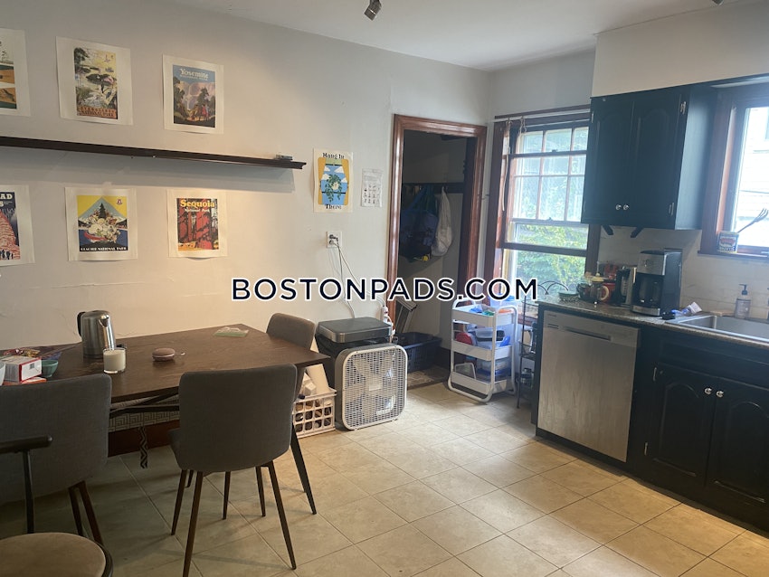 SOMERVILLE - TUFTS - 3 Beds, 1 Bath - Image 4