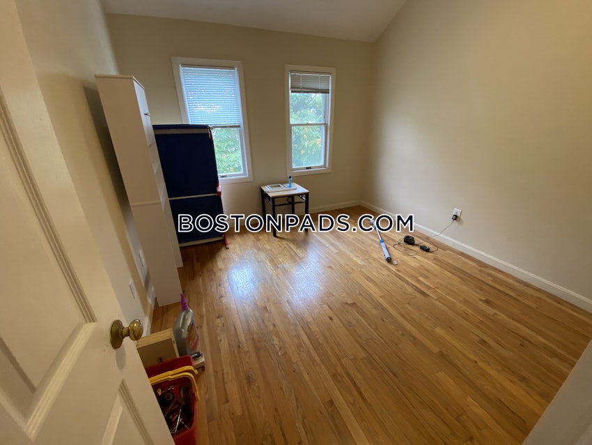 MALDEN - 2 Beds, 1 Bath - Image 12