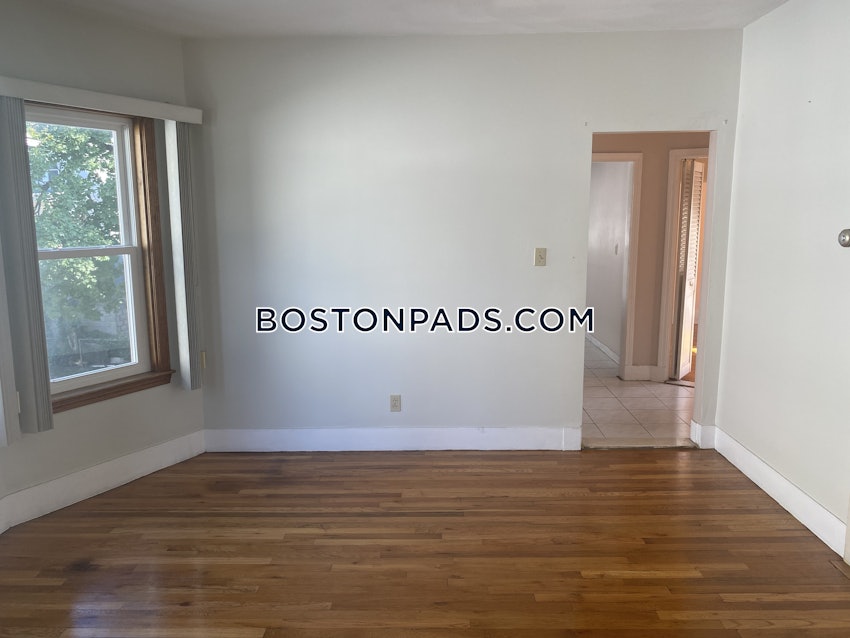 MEDFORD - TUFTS - 6 Beds, 2 Baths - Image 15