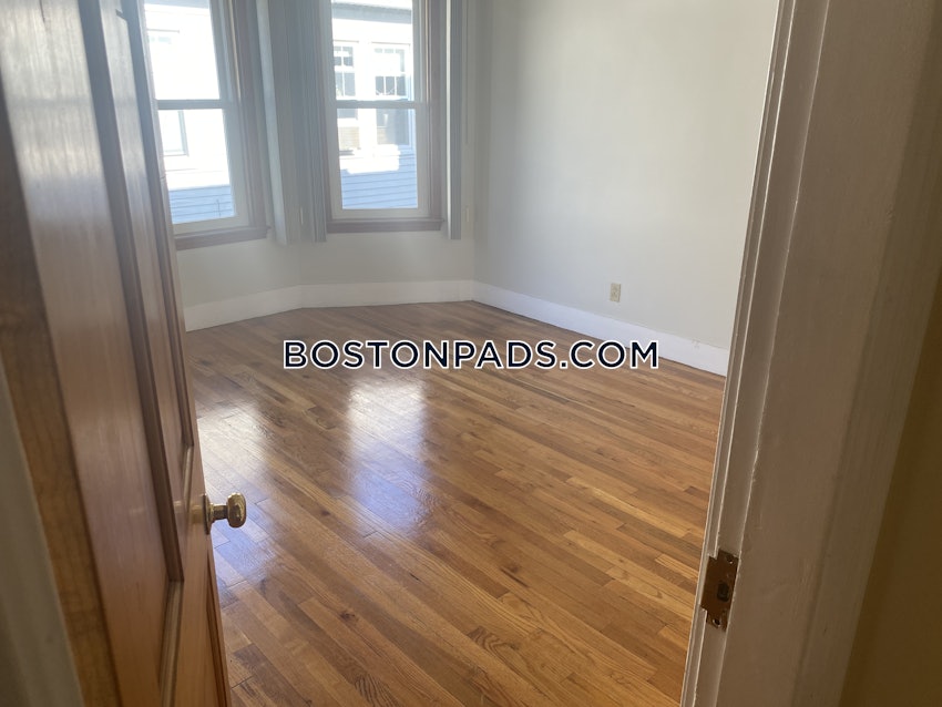 MEDFORD - TUFTS - 6 Beds, 2 Baths - Image 13