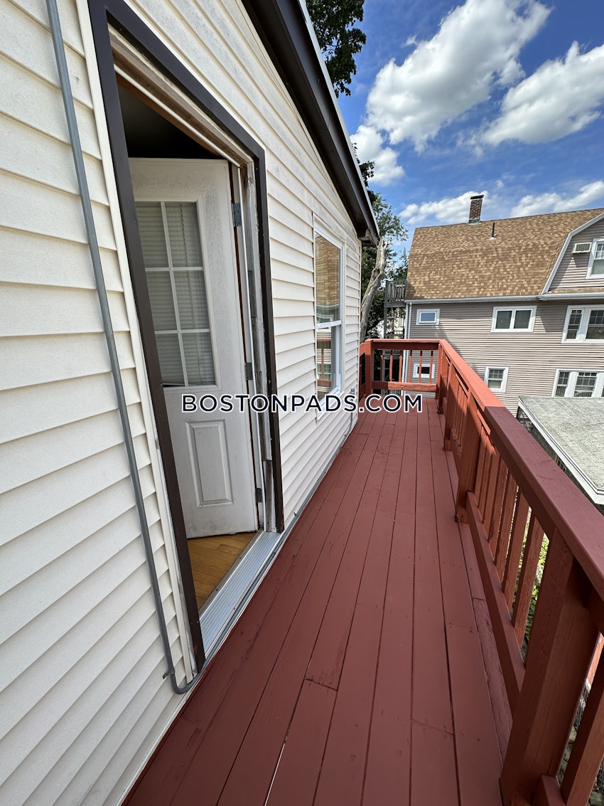 MEDFORD - TUFTS - 6 Beds, 2 Baths - Image 32