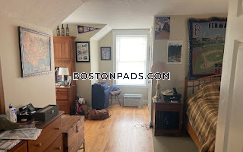 SOMERVILLE - DAVIS SQUARE - 4 Beds, 3 Baths - Image 2