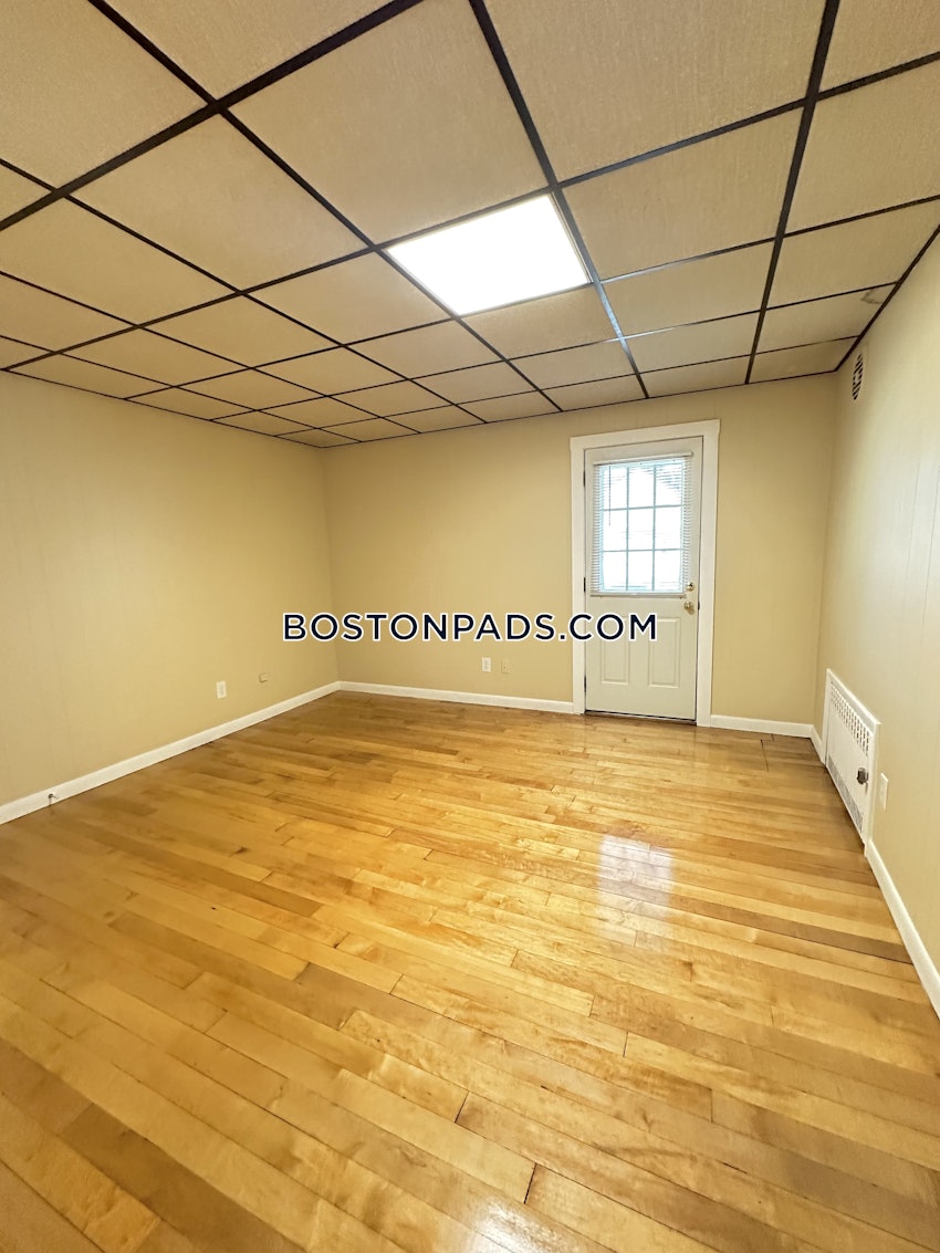 MEDFORD - TUFTS - 3 Beds, 1 Bath - Image 11