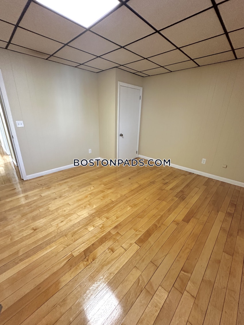 MEDFORD - TUFTS - 3 Beds, 1 Bath - Image 10