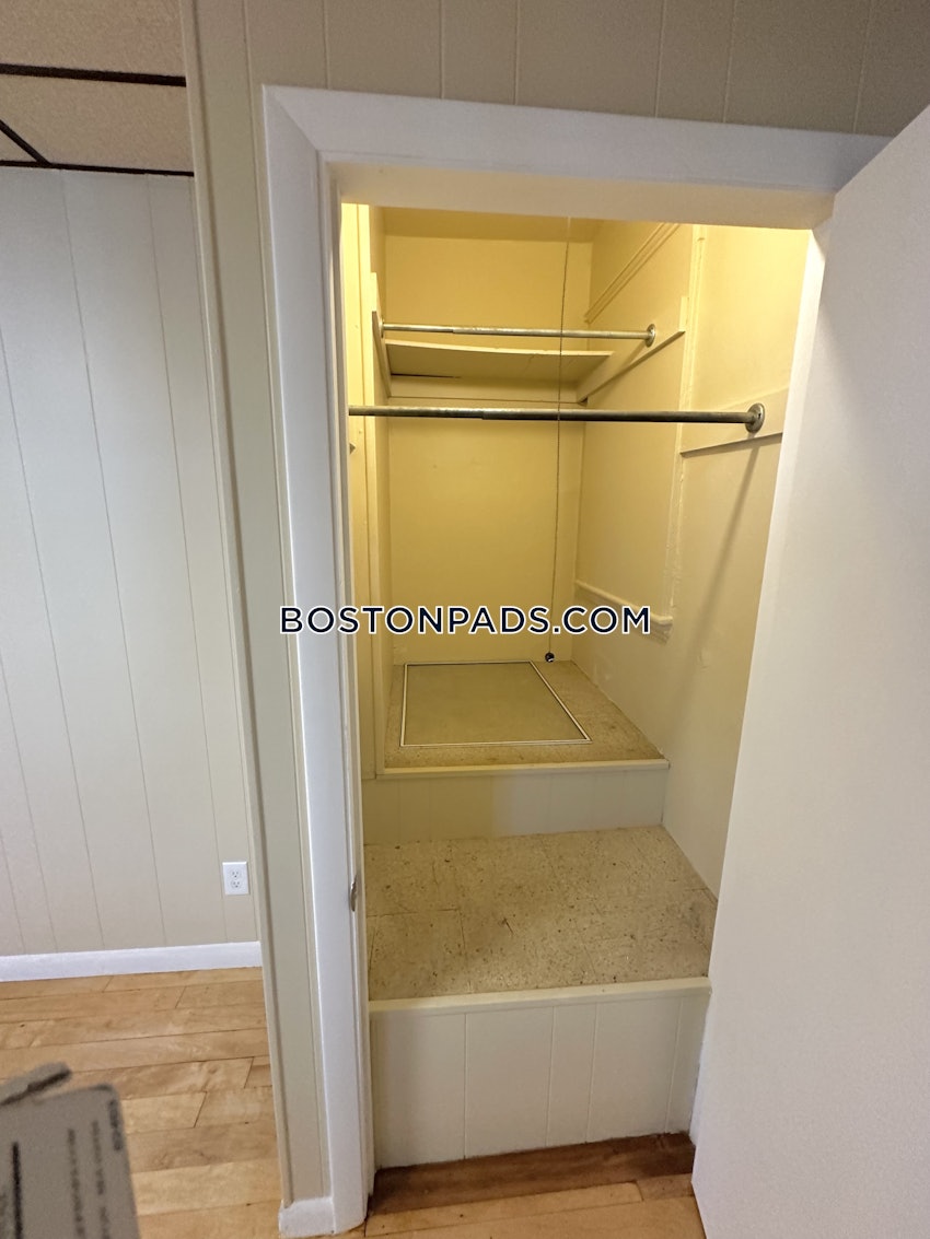 MEDFORD - TUFTS - 3 Beds, 1 Bath - Image 9