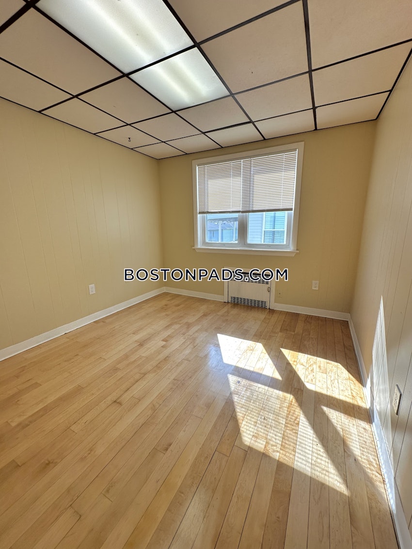 MEDFORD - TUFTS - 3 Beds, 1 Bath - Image 3