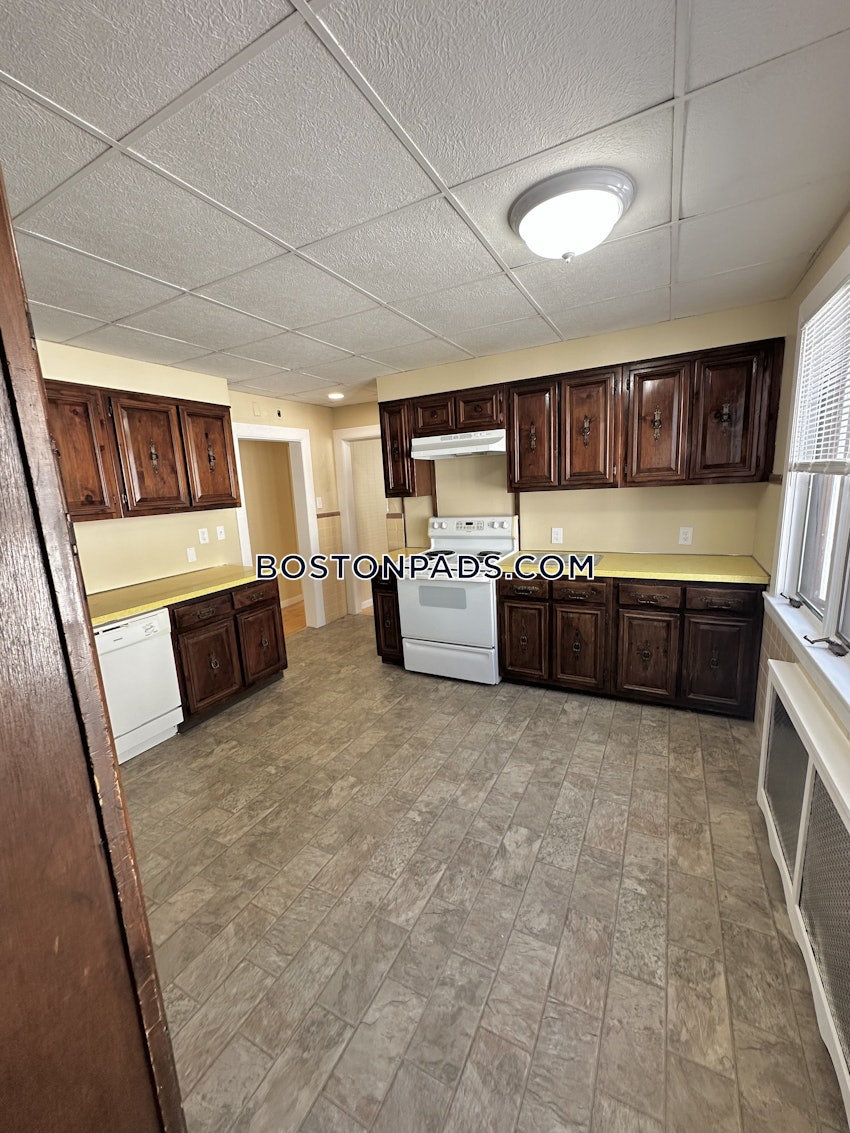 MEDFORD - TUFTS - 3 Beds, 1 Bath - Image 32