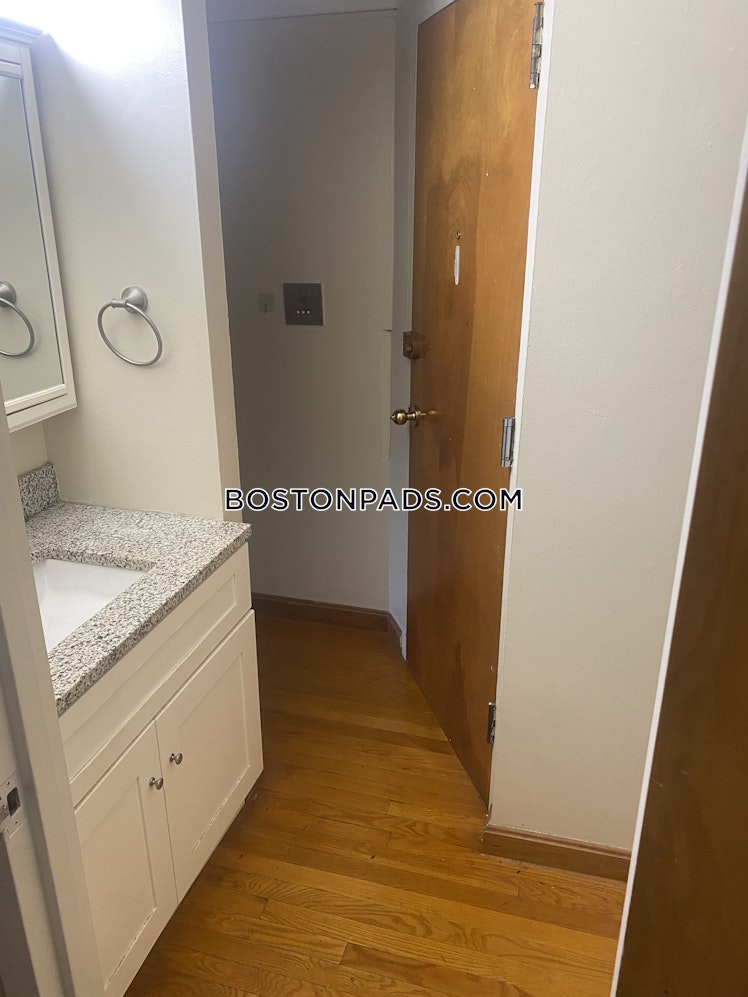 Commonwealth Ave., Boston