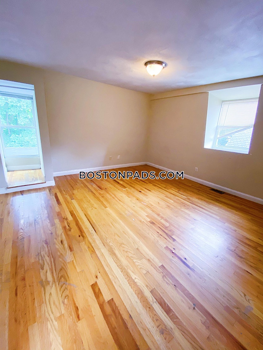BOSTON - FORT HILL - 5 Beds, 2 Baths - Image 13