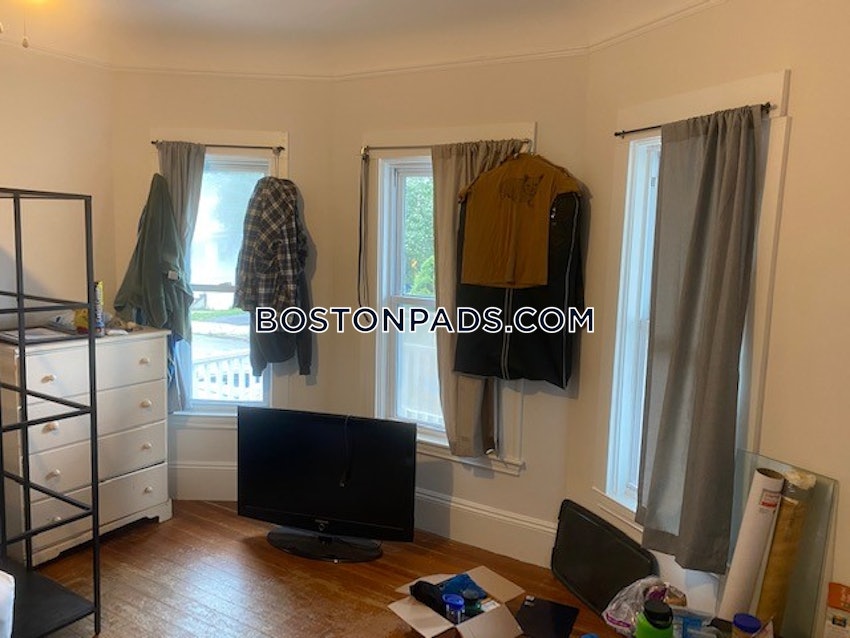 SOMERVILLE - TUFTS - 4 Beds, 1 Bath - Image 2