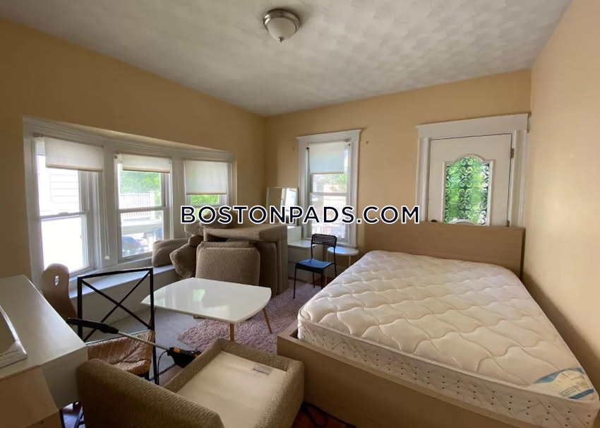 SOMERVILLE - TUFTS - 5 Beds, 1.5 Baths - Image 3