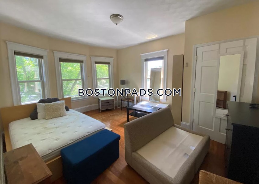 SOMERVILLE - TUFTS - 5 Beds, 1.5 Baths - Image 4