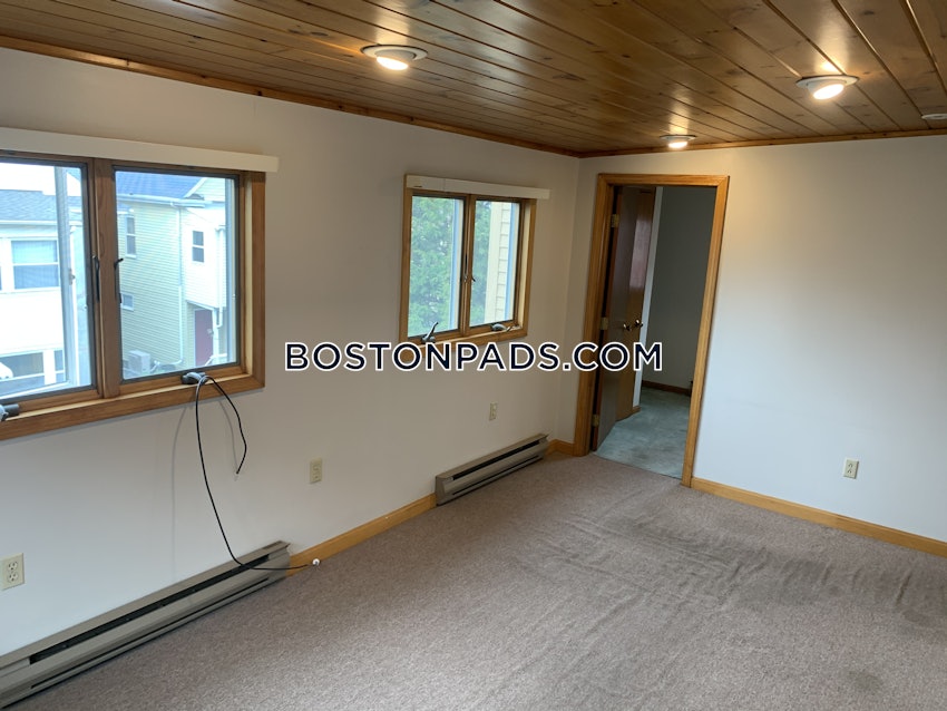 MEDFORD - TUFTS - 5 Beds, 2 Baths - Image 10