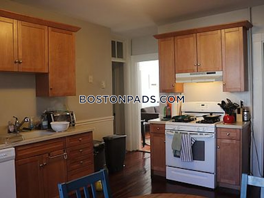 CAMBRIDGE - HARVARD SQUARE - 4 Beds, 2 Baths - Image 3