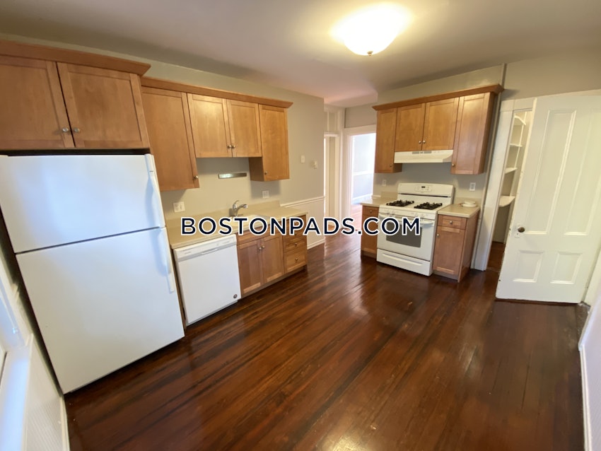 CAMBRIDGE - HARVARD SQUARE - 4 Beds, 2 Baths - Image 4