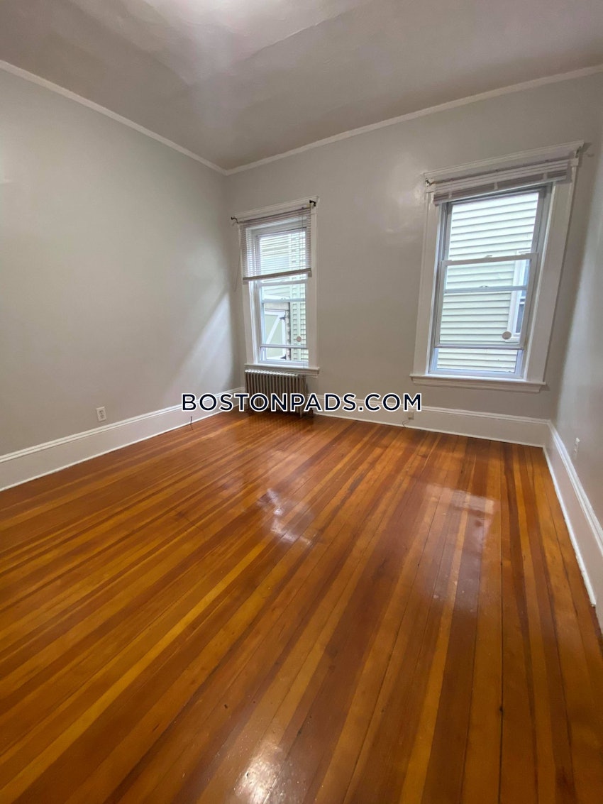 SOMERVILLE - DAVIS SQUARE - 4 Beds, 1 Bath - Image 18