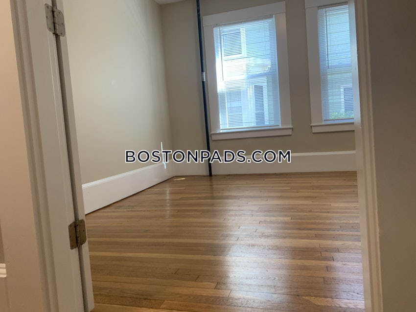 CAMBRIDGE - HARVARD SQUARE - 4 Beds, 2 Baths - Image 14