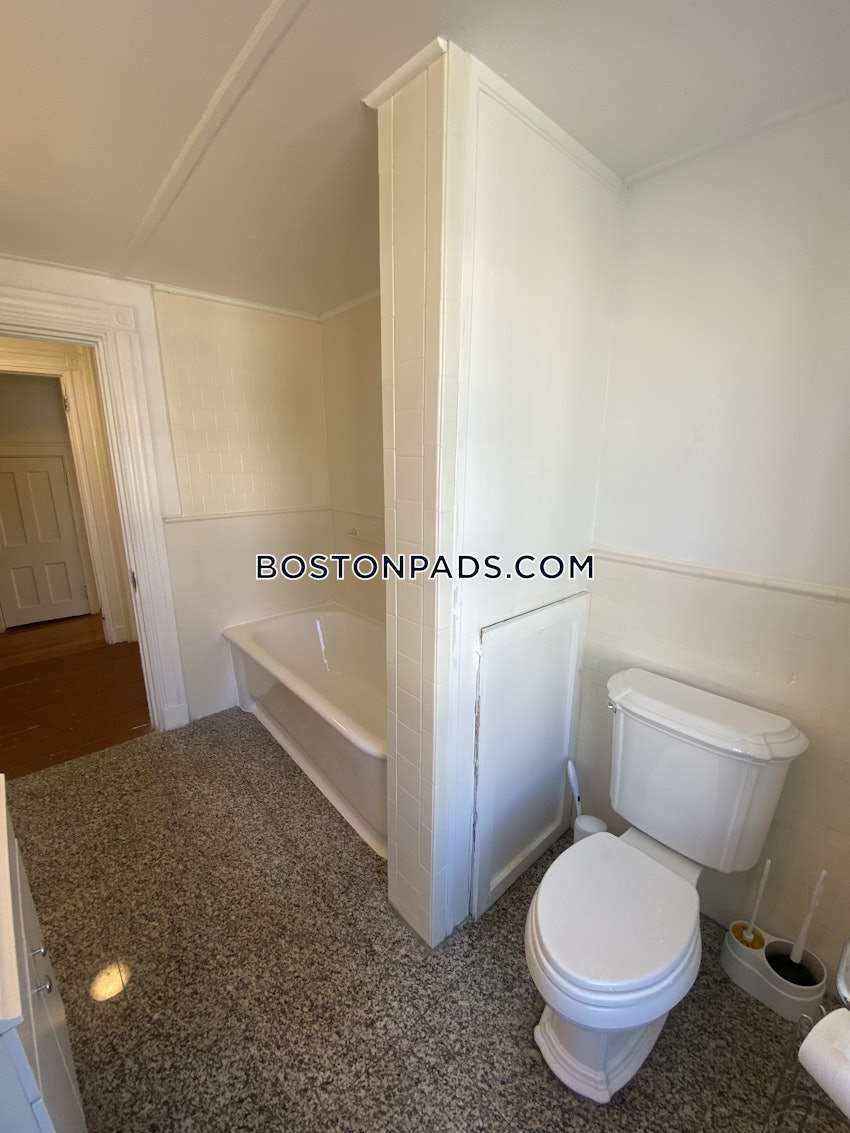 MEDFORD - MEDFORD SQUARE - 5 Beds, 2 Baths - Image 25