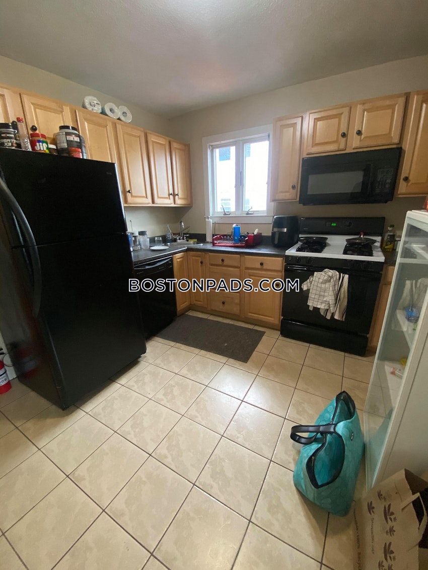 MEDFORD - TUFTS - 3 Beds, 1 Bath - Image 16