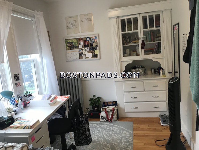 MEDFORD - TUFTS - 4 Beds, 1 Bath - Image 9