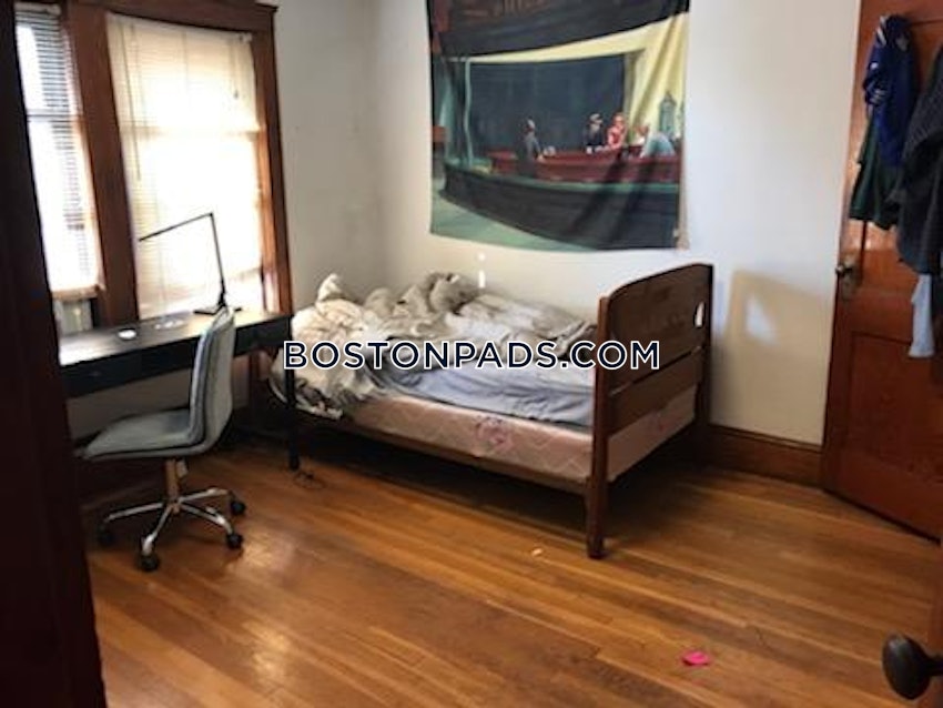 SOMERVILLE - TUFTS - 5 Beds, 1 Bath - Image 4