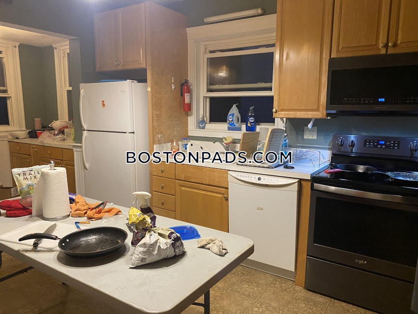 MEDFORD - TUFTS - 5 Beds, 2 Baths - Image 15