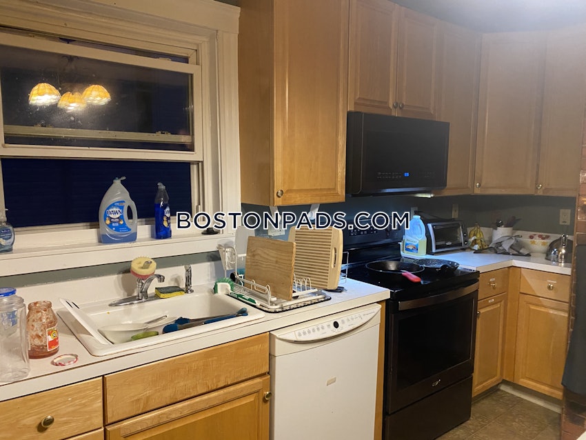 MEDFORD - TUFTS - 5 Beds, 2 Baths - Image 13