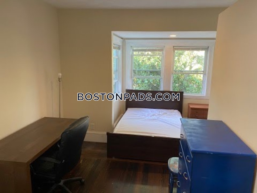 MEDFORD - TUFTS - 5 Beds, 2 Baths - Image 14