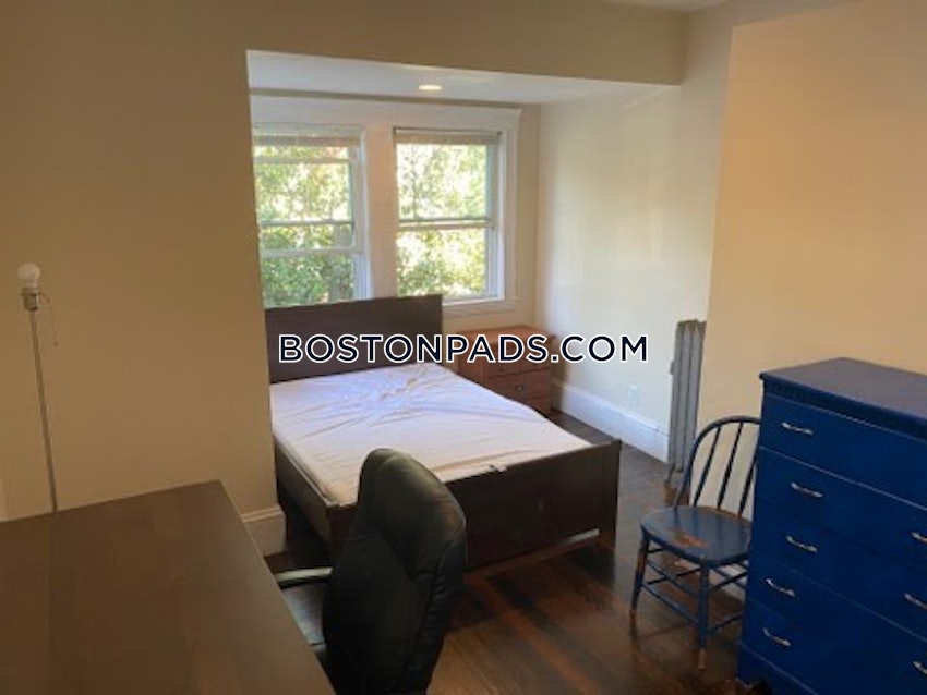 MEDFORD - TUFTS - 5 Beds, 2 Baths - Image 13