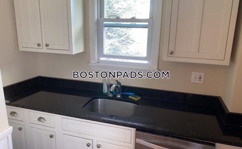 MEDFORD - TUFTS - 5 Beds, 2 Baths - Image 4