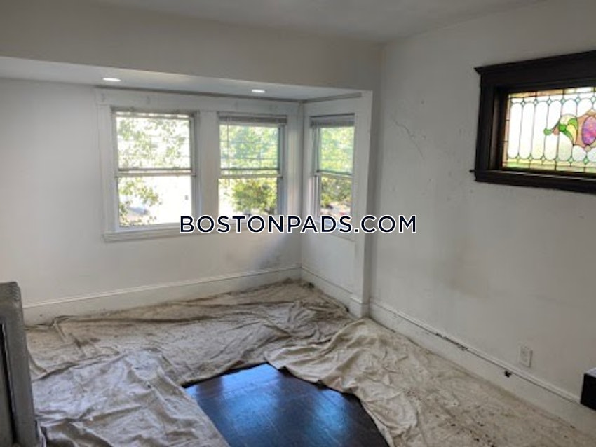 MEDFORD - TUFTS - 5 Beds, 2 Baths - Image 12