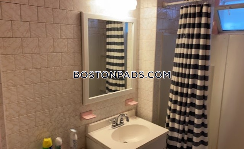 MEDFORD - TUFTS - 5 Beds, 2 Baths - Image 37