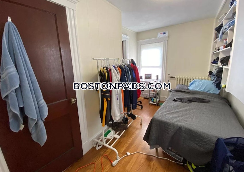 MEDFORD - TUFTS - 5 Beds, 2 Baths - Image 17