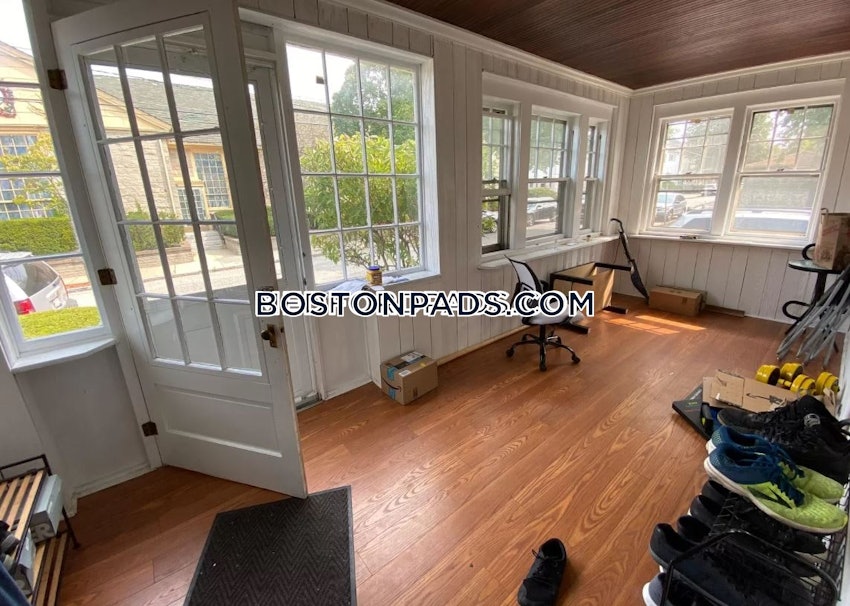 MEDFORD - TUFTS - 5 Beds, 2 Baths - Image 16