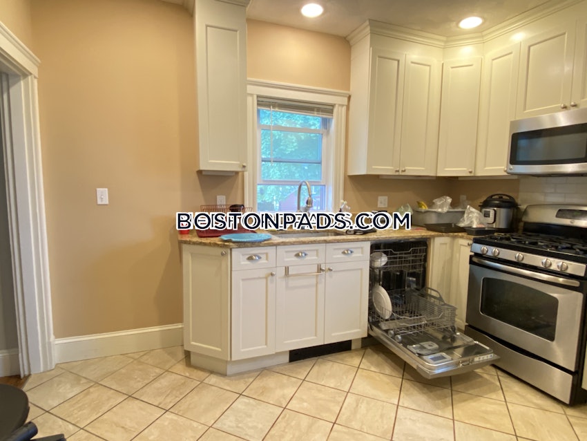 MEDFORD - TUFTS - 5 Beds, 2 Baths - Image 1