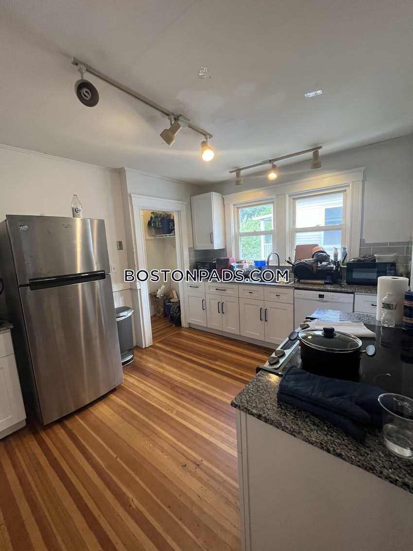 SOMERVILLE - TUFTS - 4 Beds, 2 Baths - Image 9