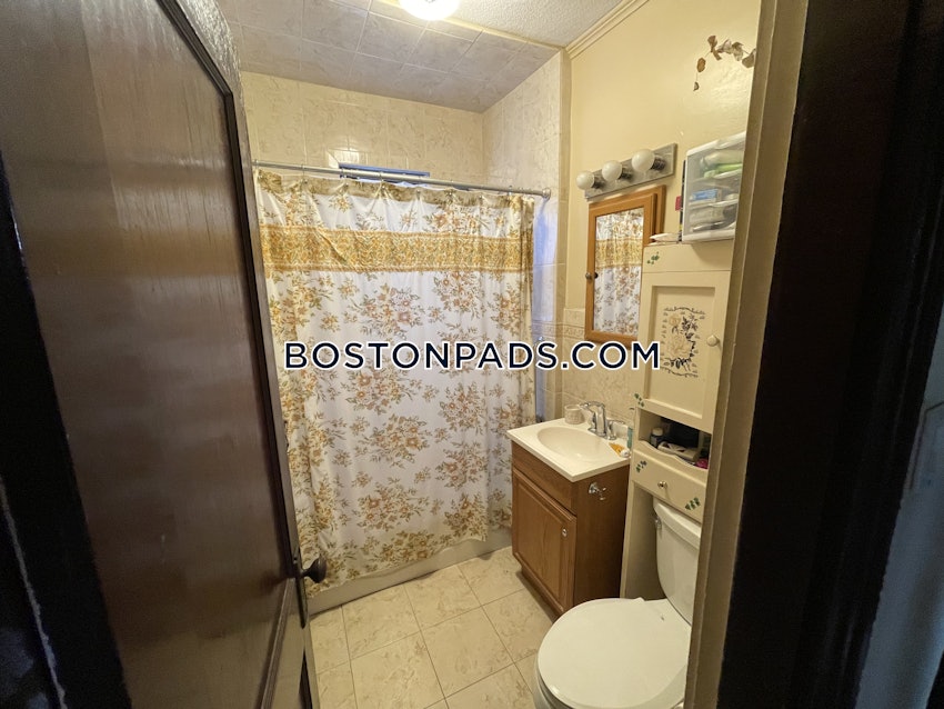 MEDFORD - TUFTS - 3 Beds, 1 Bath - Image 17