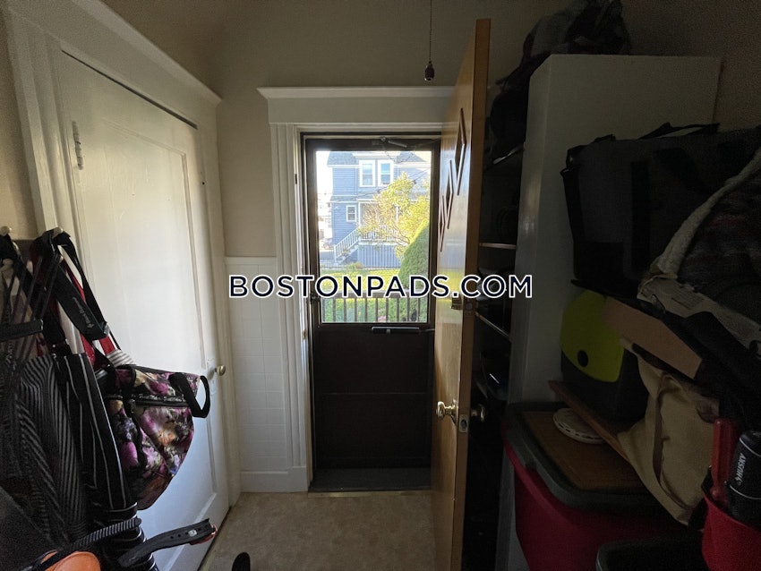 MEDFORD - TUFTS - 3 Beds, 1 Bath - Image 10